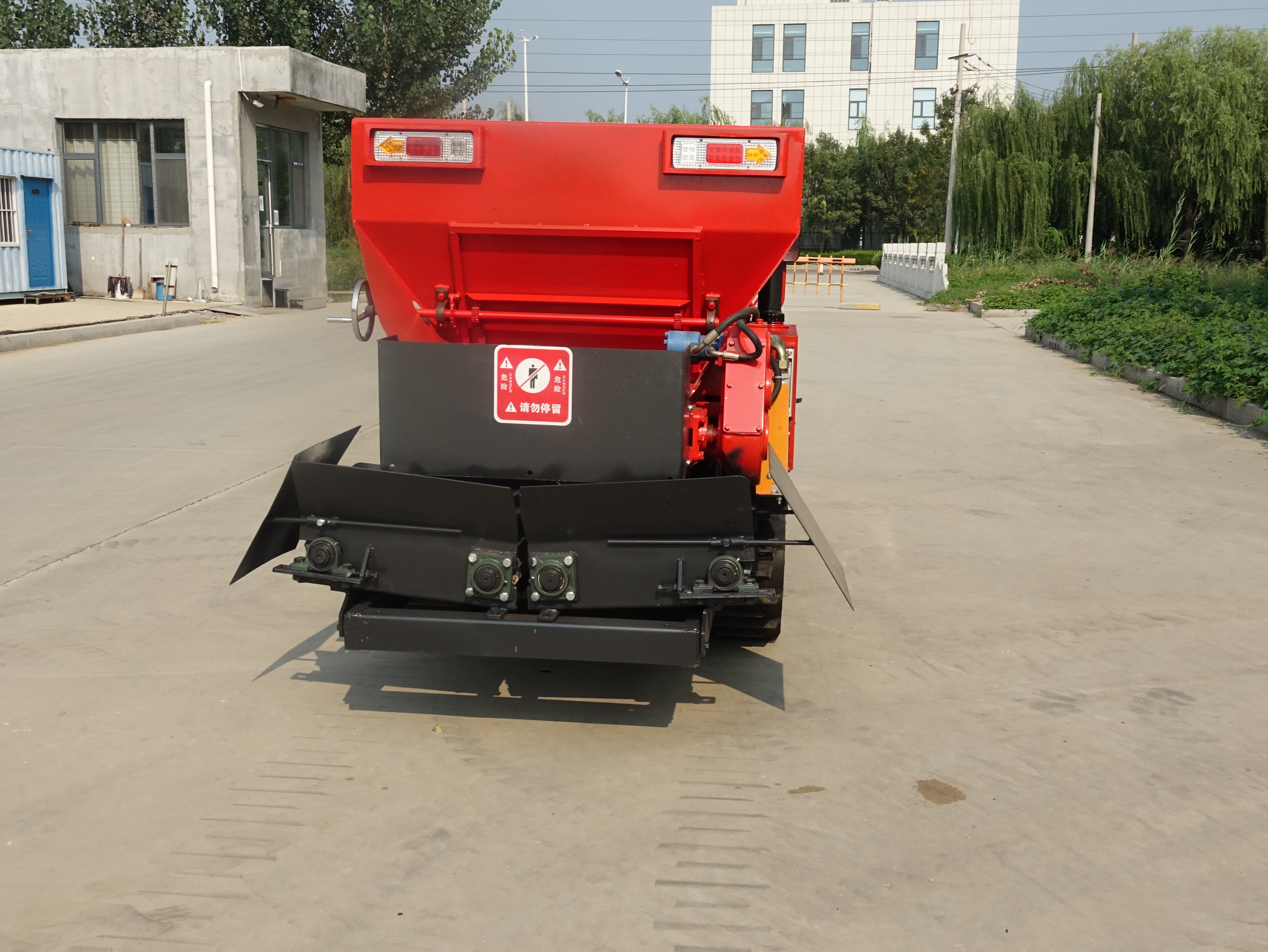 果园自走式双侧施肥机